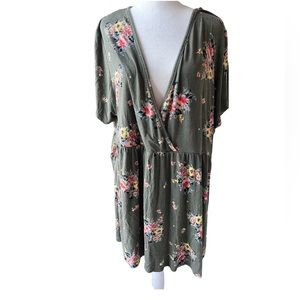 Women’s Torrid 5 Green Floral Super Soft Stretch Knit Criss Cross Front Top